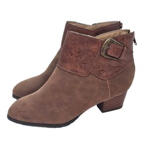 Ros Hommerson Riley Brown Faux Leather Ankle Booties Floral Cuff Buckle Sz 9WW